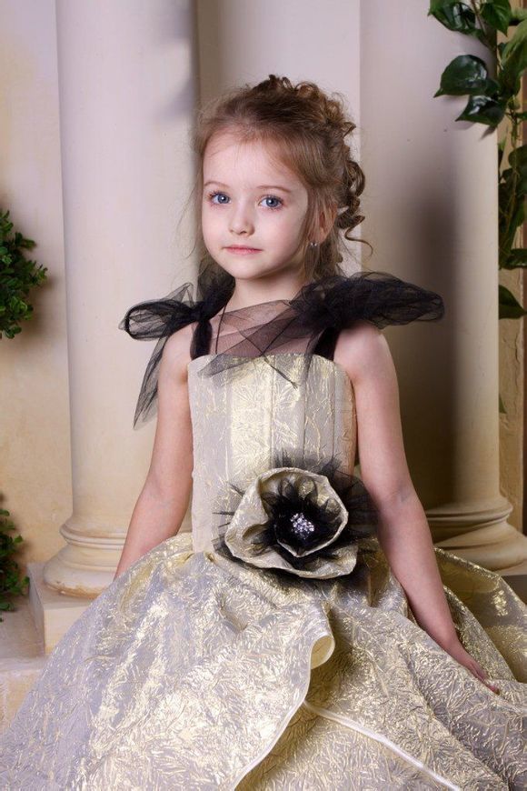 ˊʘӍ _˹}ͯģ(Angelina Kurkina)l(f)һM,ƬСͰ׃,·`䷲g