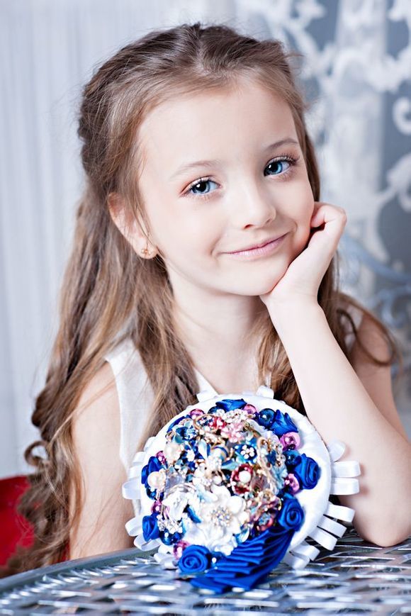 ˊʘӍ _˹}ͯģ(Angelina Kurkina)l(f)һM,ƬСͰ׃,·`䷲g
