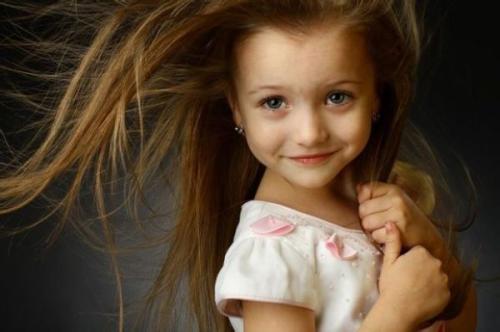 ˊʘ(l)Ӎ _˹}ͯģ(Angelina Kurkina)l(f)һM,ƬСͰ׃,·`䷲g