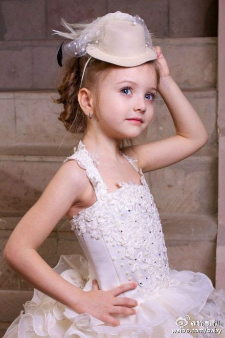 ˊʘӍ _˹}ͯģ(Angelina Kurkina)l(f)һM,ƬСͰ׃,·`䷲g