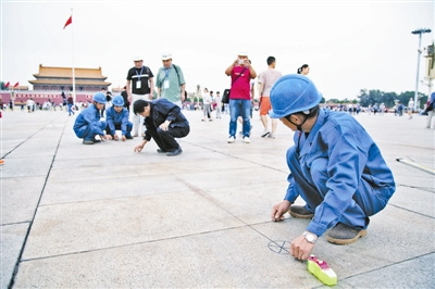 天安門廣場(chǎng)國(guó)慶花壇“骨架”今晨完成拼裝（圖）