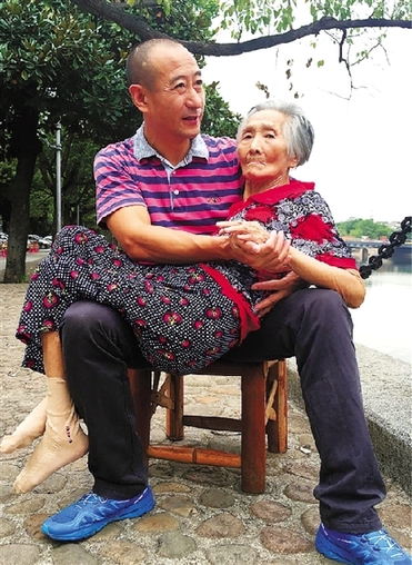 兒子懷抱8旬母親江邊嘮嗑：幼時(shí)她就是這樣抱我