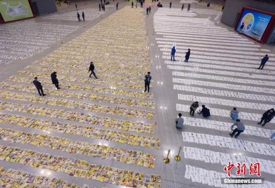 11月5日，山西太原，專業(yè)評卷老師分組瀏覽“畫海”，為15000張美術考卷打分。當日，山西美術聯(lián)盟高考專業(yè)測試結束，5000名美術類高考生在考前進行實戰(zhàn)模擬測評。 中新社記者 韋亮 攝