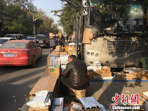 雙11后，中國傳媒大學外的快遞占滿了人行道。湯琪攝