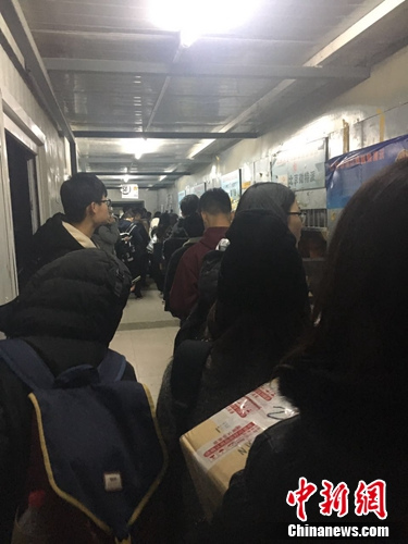 雙11后，北京大學某快遞點排長隊取件。該校學生供圖。