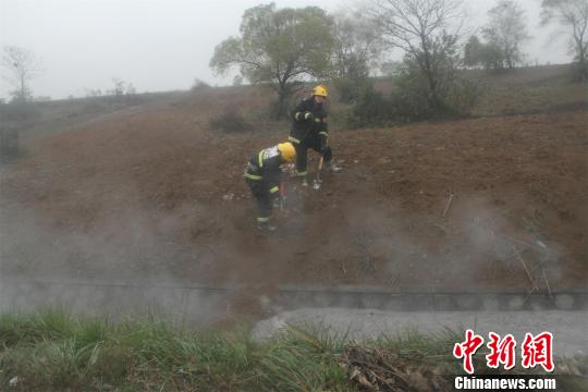 高濃度硫酸擴(kuò)散并形成酸霧，消防官兵緊急處置陳綴攝