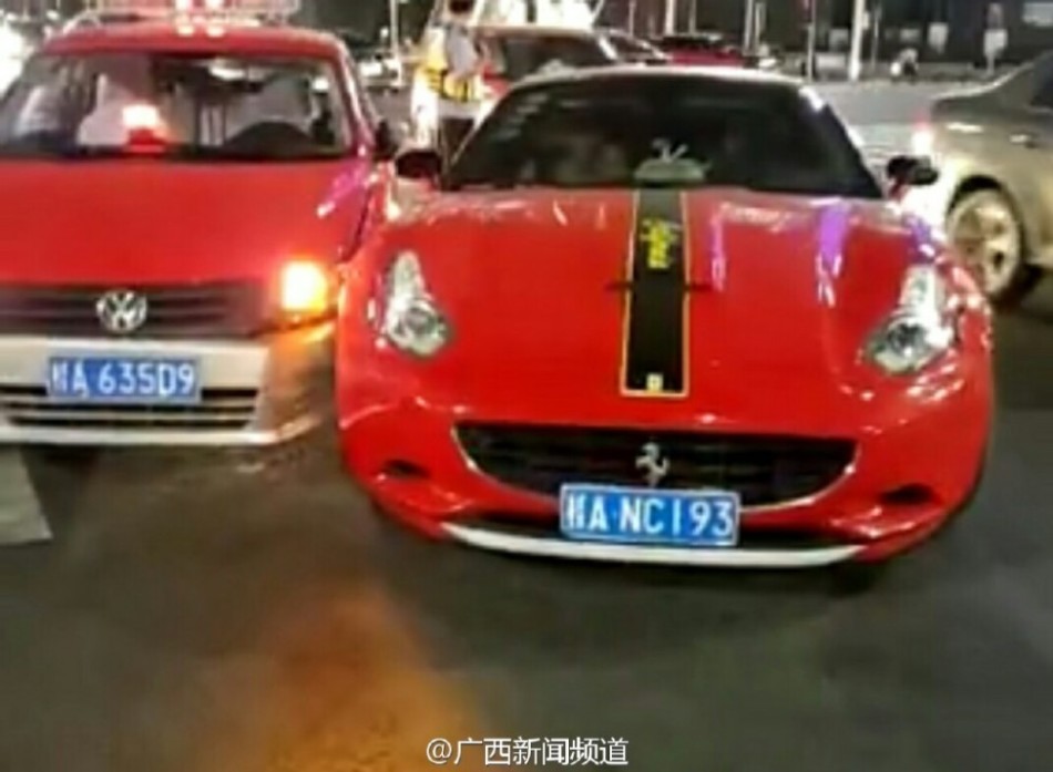 廣西街頭一輛法拉利與出租車相撞