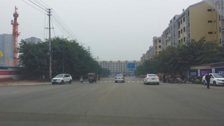 　　事發(fā)資陽市城東新區(qū)寶臺大道半山風情小區(qū)附近。