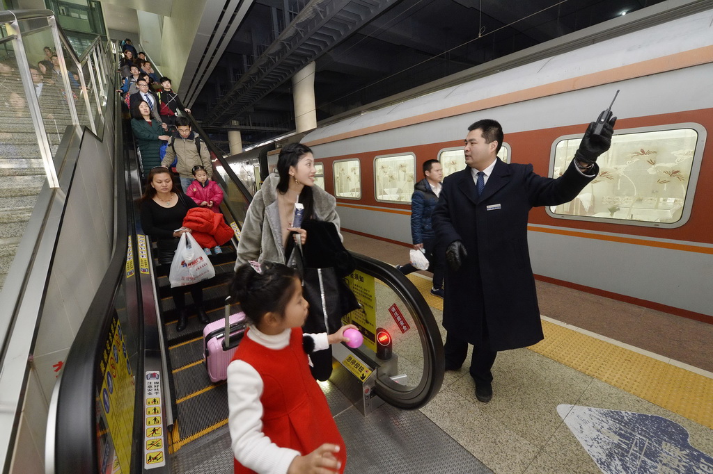 1月27日，在南昌火車站西站，客運員熊偉在站臺上引導(dǎo)旅客進(jìn)站。 新華社記者 彭昭之 攝