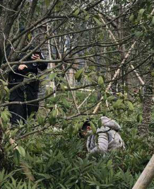 警察正拍照尸體坐起來 圍觀的人群一陣驚呼