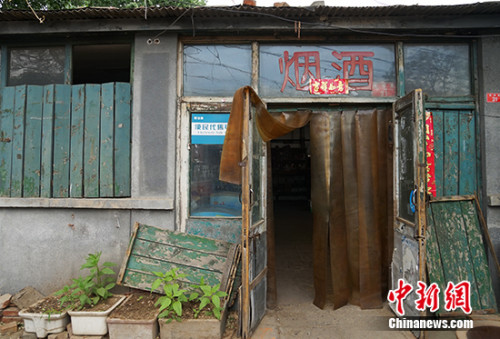 桃楊路副食店外景。中新網記者 李卿 攝