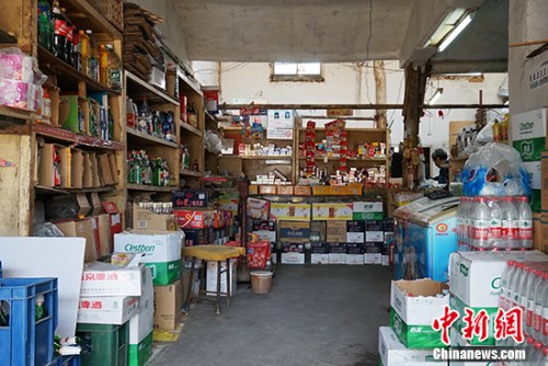 小店內景。中新網記者 李卿 攝