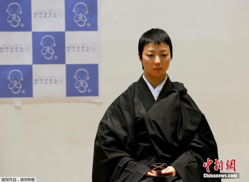 當?shù)貢r間2016年8月22日，日本東京，殯葬產(chǎn)業(yè)博覽會中“顏值最高僧人”的獲勝者Koyu Osawa。