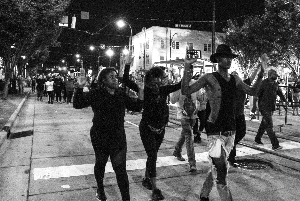 22日，人們走上夏洛特市街頭抗議警察槍殺無辜黑人。新華社發(fā)