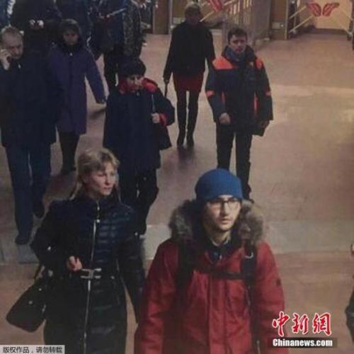 當(dāng)?shù)貢r間4月4日，俄羅斯電視臺曝光了圣彼得堡地鐵爆炸案嫌犯賈利洛夫的監(jiān)控視頻截圖。圖中賈利洛夫身著紅色外套，在地鐵站內(nèi)行走。
