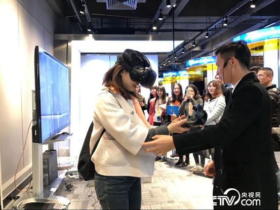 帶上VR體驗(yàn)高空援救。