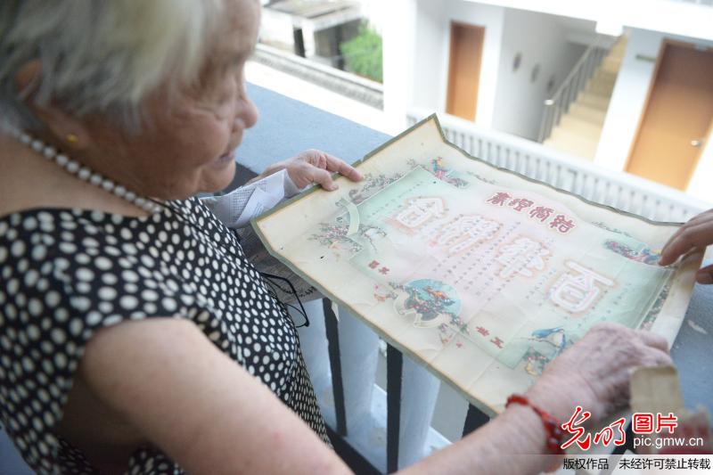 93歲老人展示新中國(guó)成立前的結(jié)婚證