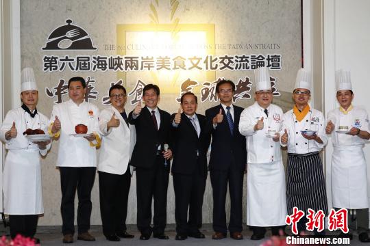 6月3日，中央人民廣播電臺(tái)中華之聲、北京市朝陽(yáng)區(qū)商業(yè)聯(lián)合會(huì)與臺(tái)灣“中華海峽兩岸餐飲連鎖經(jīng)營(yíng)協(xié)會(huì)”在臺(tái)北主辦記者會(huì)，宣布第六屆“海峽兩岸美食文化論壇”將于5日在金門開幕�！￡愋≡� 攝