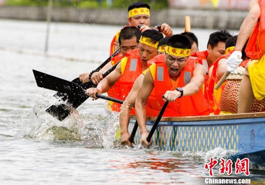 5月29日，由來自寧波和臺(tái)灣的海峽兩岸代表隊(duì)共同參加的“兩岸一家親·龍舟端午情”秀美浹江龍舟賽在寧波北侖小港街道小浹江上舉行�！∠牧� 攝