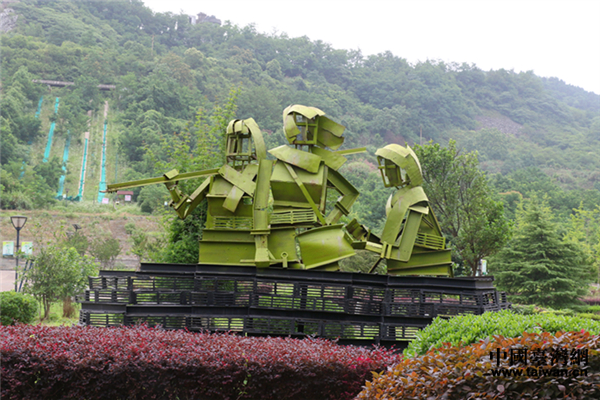 在黃石國家礦山公園內(nèi)，鐵質(zhì)工藝品——四二九地質(zhì)隊。（中國臺灣網(wǎng) 郜利敏 攝）