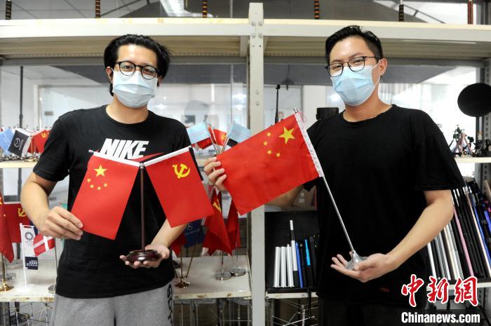 臺(tái)灣青年林煒竣(右)和陳志杰展示企業(yè)生產(chǎn)的產(chǎn)品�！埥鸫� 攝