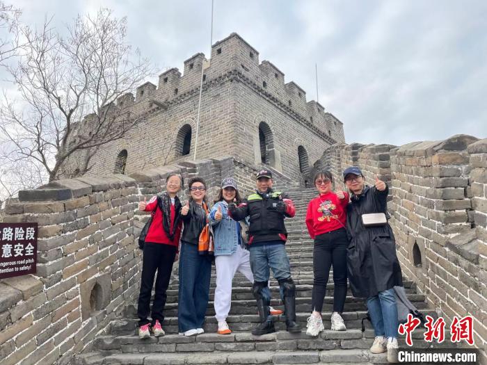 陳文仁在長城與游客合影�！∈茉L者供圖