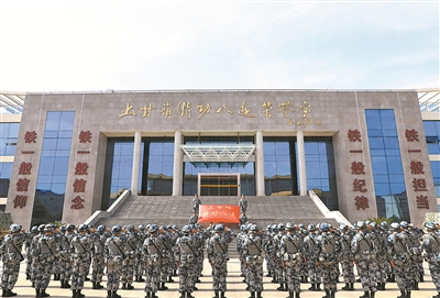 走進“上甘嶺特功八連”——站在布滿381個彈孔的戰(zhàn)旗前_fororder_2