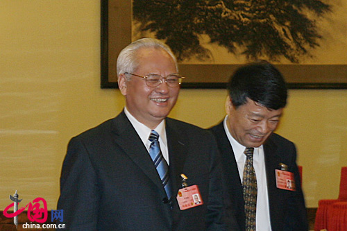 民政部長李學舉經(jīng)過人民大會堂北門一笑而過 民政部長李學舉經(jīng)過人民大會堂北門一笑而過