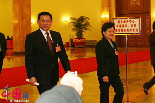 商務部長陳德銘(圖左)、監(jiān)察部長馬馼(圖右)經(jīng)過人民大會堂北門一笑而過 商務部長陳德銘(圖左)、監(jiān)察部長馬馼(圖右)經(jīng)過人民大會堂北門一笑而過