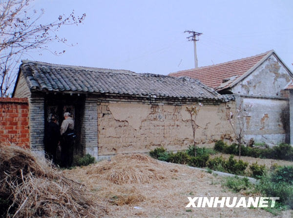 1949年10月1日,周開國(guó)在山東煙臺(tái)龍口這所老屋里出生(2005年10月攝)。