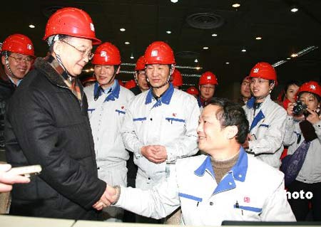 圖為溫家寶總理與大唐湘潭發(fā)電有限責任公司當班工人親切握手。