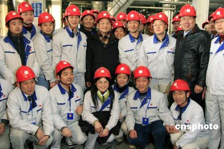 國務(wù)院總理溫家寶視察處于抗災保電一線的大唐湘潭發(fā)電公司，并和職工們親切合影。