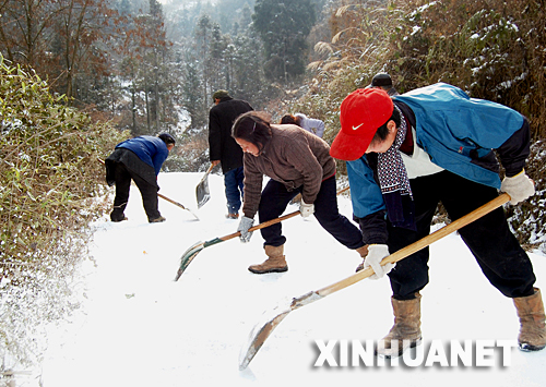 四川宣漢縣君塘鎮(zhèn)黨員干部在清除公路積雪（1月30日攝）。 1月11日以來(lái)，在素有“天府之國(guó)”美譽(yù)的四川，大部分地區(qū)出現(xiàn)了罕見的持續(xù)強(qiáng)降溫雨雪過(guò)程。全省19個(gè)市（州）、99個(gè)縣（市、區(qū)）遭受了50年來(lái)歷史同期最嚴(yán)重的雨雪冰凍災(zāi)害，1030多萬(wàn)人不同程度受災(zāi)，群眾生產(chǎn)生活和經(jīng)濟(jì)社會(huì)受到嚴(yán)重影響。     在罕見的大災(zāi)面前，四川省委、省政府提出了“六個(gè)確保”，各級(jí)各有關(guān)部門按照要求迅速派出人員趕赴災(zāi)區(qū)抗擊冰雪，確保受災(zāi)群眾基本生活得到保障，確保交通暢通和春運(yùn)正常，確保供水、供電、供氣和通信正常運(yùn)行，確保災(zāi)區(qū)物價(jià)穩(wěn)定和社會(huì)穩(wěn)定，確保把災(zāi)害降低到最低限度，確保做好災(zāi)后生產(chǎn)和抗災(zāi)自救等各項(xiàng)準(zhǔn)備工作。 新華社發(fā)