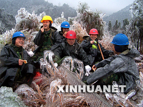 2月1日，電力工人坐在冰凍的地面上吃干糧。自1月13日以來，廣西昭平縣遭遇持續(xù)強(qiáng)冰凍災(zāi)害襲擊，造成山上大批電力設(shè)施和電網(wǎng)被損。災(zāi)情發(fā)生后，該縣300多名電力工人日夜搶修設(shè)施和線路，確保全縣生產(chǎn)和生活用電。