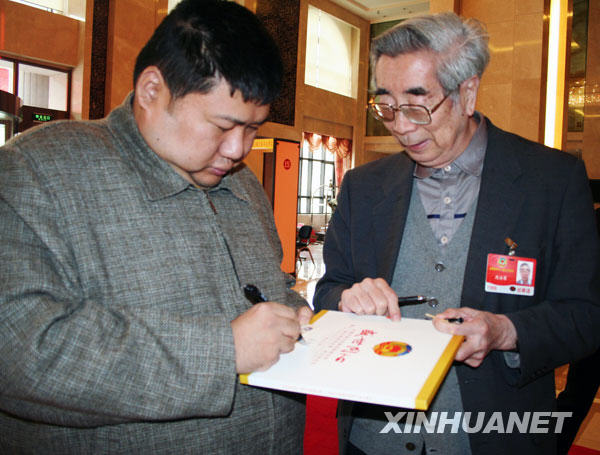  3月11日，全國(guó)政協(xié)委員、毛澤東之孫毛新宇（左）和全國(guó)政協(xié)委員、魯迅之子周海嬰委員在駐地邂逅。