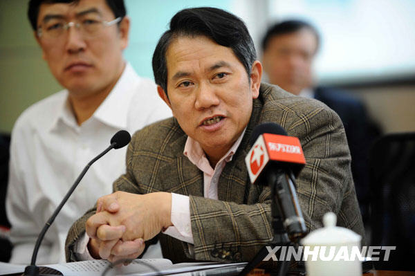  來自四川的全國政協(xié)委員劉革新說，民營企業(yè)在災(zāi)后重建方面發(fā)揮了作用。在國際金融危機的背景下，四川民營企業(yè)不裁員、不減薪，為災(zāi)后重建工作做出了貢獻。