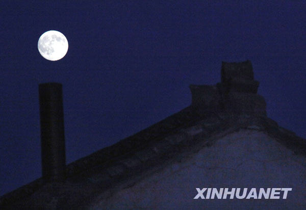  10月3日在天津拍攝的圓月。