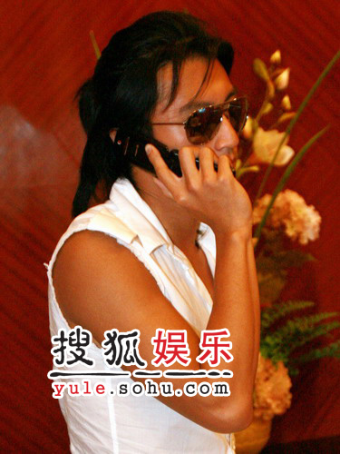 謝霆鋒飛抵廈門擺酷猛藏婚戒 新婚太太張柏芝未現(xiàn)身玩神秘